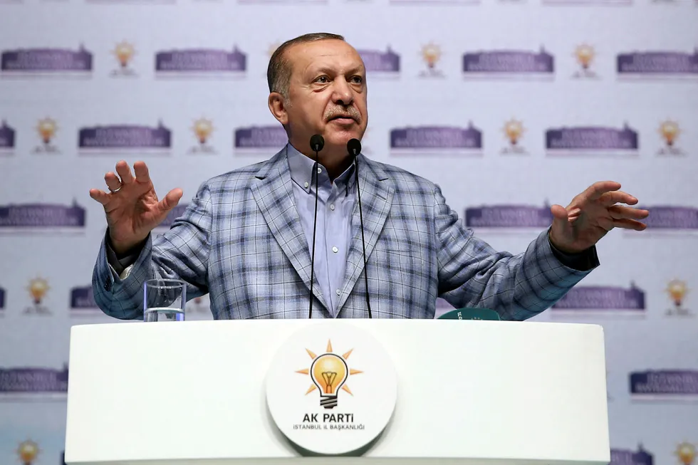 Erdogan på en pressekonferanse i juni hvor han avviste kravet om å fjerne tyrkiske tropper fra Qatar. Foto: AP/NTB Scanpix