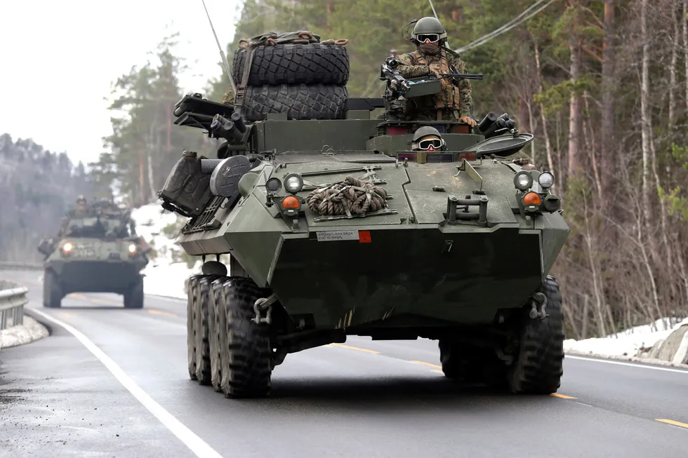 To LAV-25 fra US Marines Corps under øvelse Trident Juncture 2018 i Norge. Skal vi forhåndslagre mer materiell, ammunisjon og drivstoff for allierte styrker? spør artikkelforfatteren.