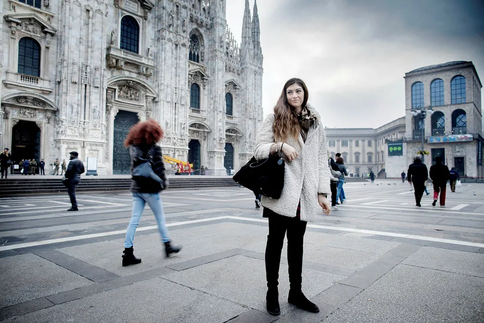 Marcena Del Giudice i Milano er fornøyd med at det ble nei i folkeavstemningen og at statsminister Matteo Renzi går av. Her står hun på Piazza del Duomo dagen etter folkeavstemningen i Italia. Foto: Linda Næsfeldt
