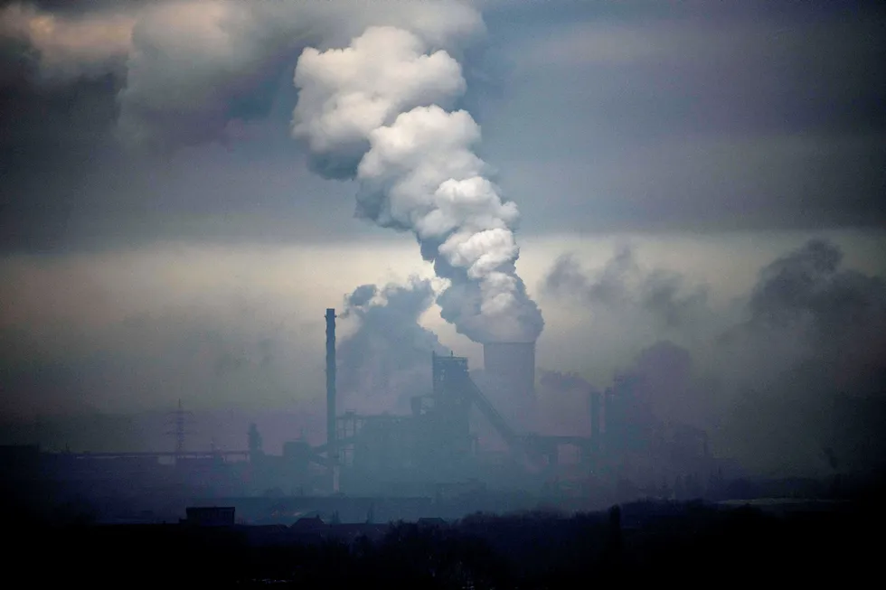 Den siste klimarapporten tegner et dystert bilde av klimaendringene, samtidig som den peker på muligheter, skriver innleggsforfatteren. Her fra det tyske kullkraftverket utenfor Duisburg.