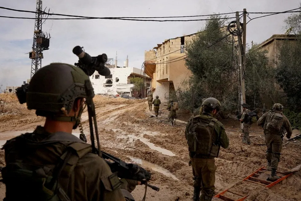 Israelske soldater jakter Hamas-medlemmer på Gazastripen.