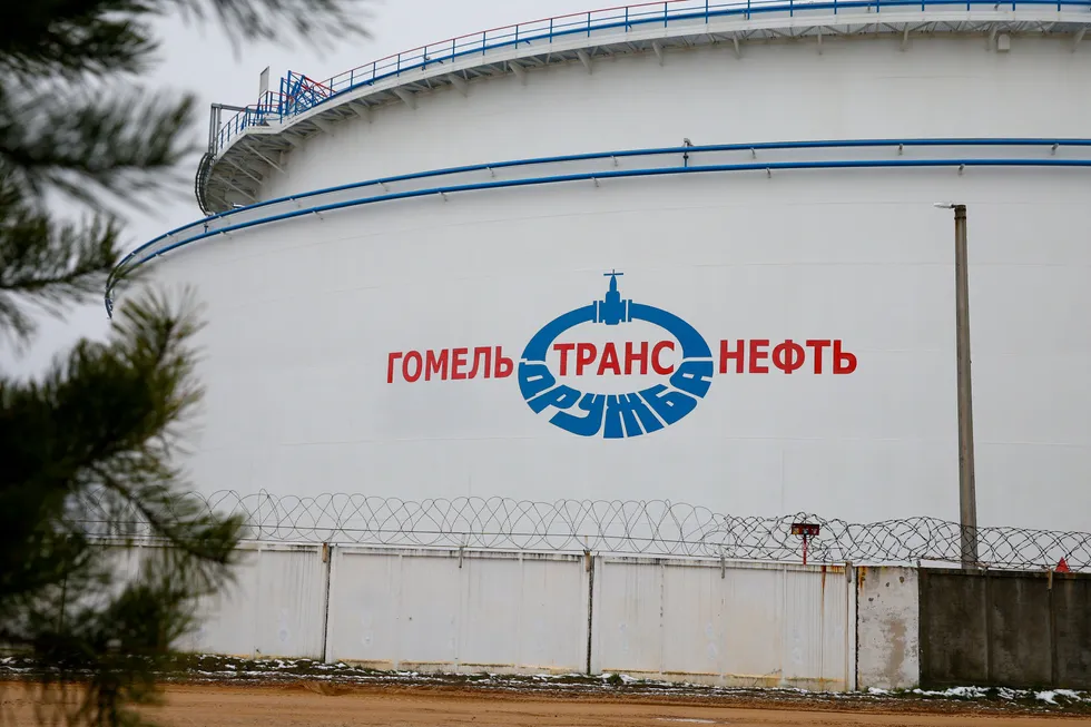 Russisk olje går via denne pumpestasjonen i Gomel i Belarus videre til Polen gjennom oljerørledningen Druzjba.