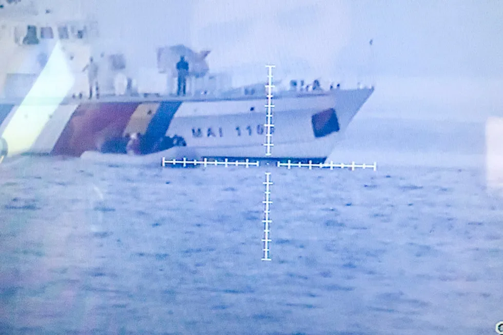 Rumensk kystvaktskip under Frontex-ledelse blokkerer migrantbåt.