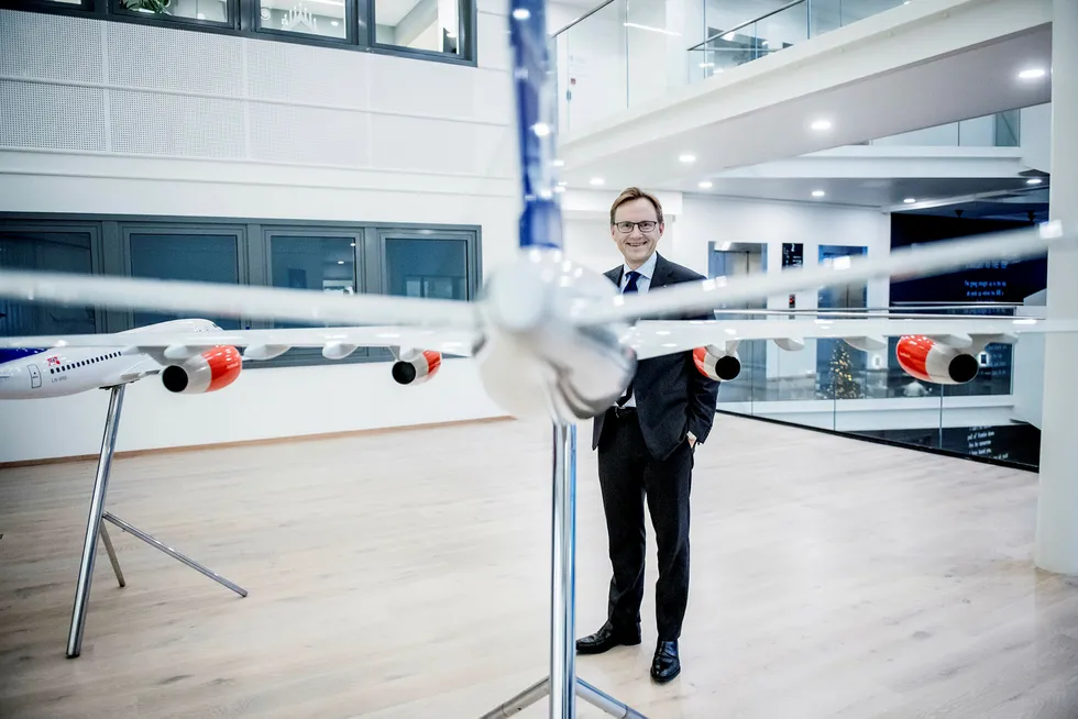 SAS' finansdirektør Torbjørn M. Wist legger frem et overskudd på over to milliarder kroner – det beste på over 20 år – men utsiktene for neste år er mer usikre. Det er også hvordan nordmenn forholder seg til nye skatteregler for flybonuspoeng.