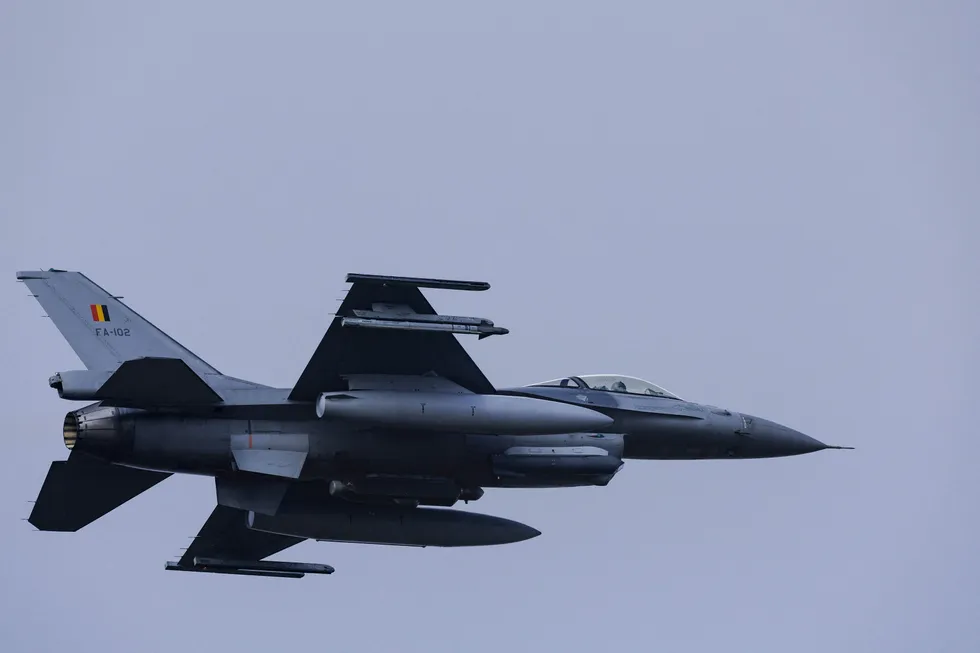 Et belgisk F-16 jagerfly på Nato-øvelse i fjor høst. USA har gitt signal om at Ukraina kan få F-16-fly.