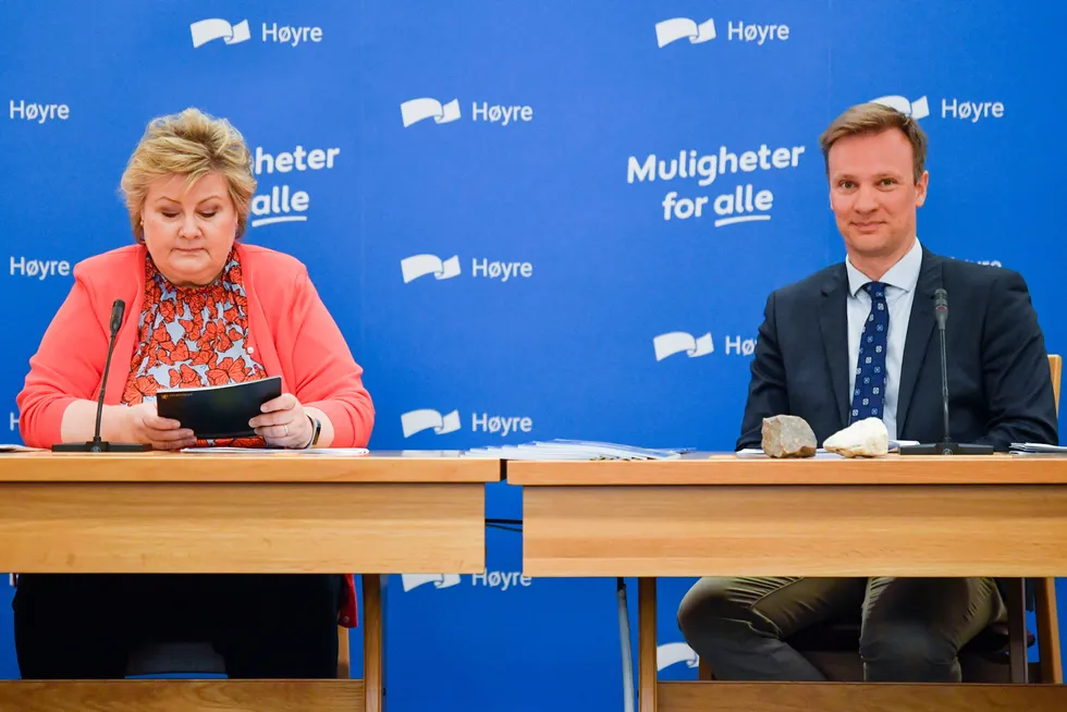 Partileder for Høyre Erna Solberg og initiativtager Bård Ludvig Thorheim fra energi- og miljøkomiteen presenterer Høyres nye mineralstrategi.