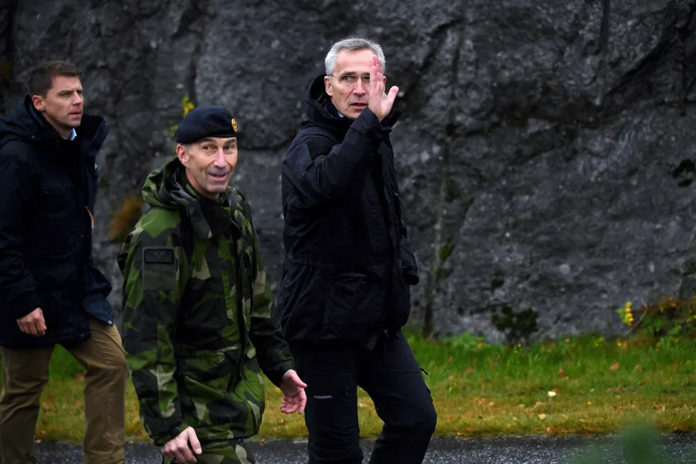 Den svenske forsvarssjefen Micael Bydén sa til SVT nylig at sikkerhetssituasjonen i Sverige er på sitt mest krevende siden annen verdenskrig. Her er Bydén assistert av Natos generalsekretær Jens Stoltenberg.