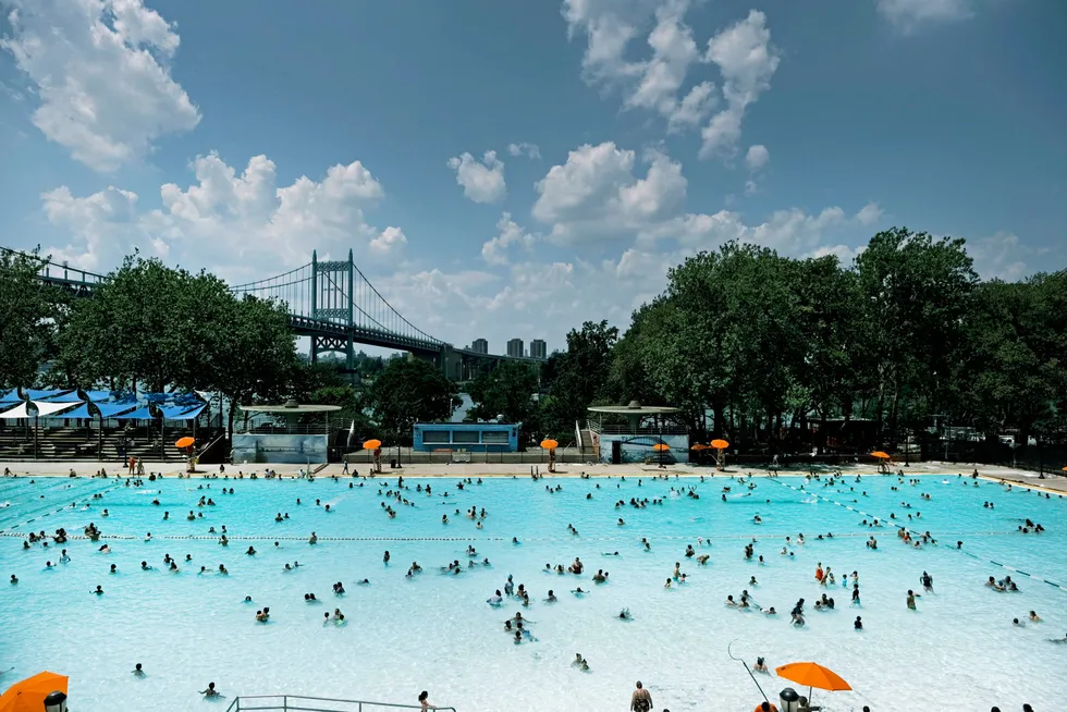 Med høy luftfuktighet kombinert med temperaturer over 30 grader søker newyorkere i bydelen Queens til det lokale svømmebassenget for litt avkjøling.
