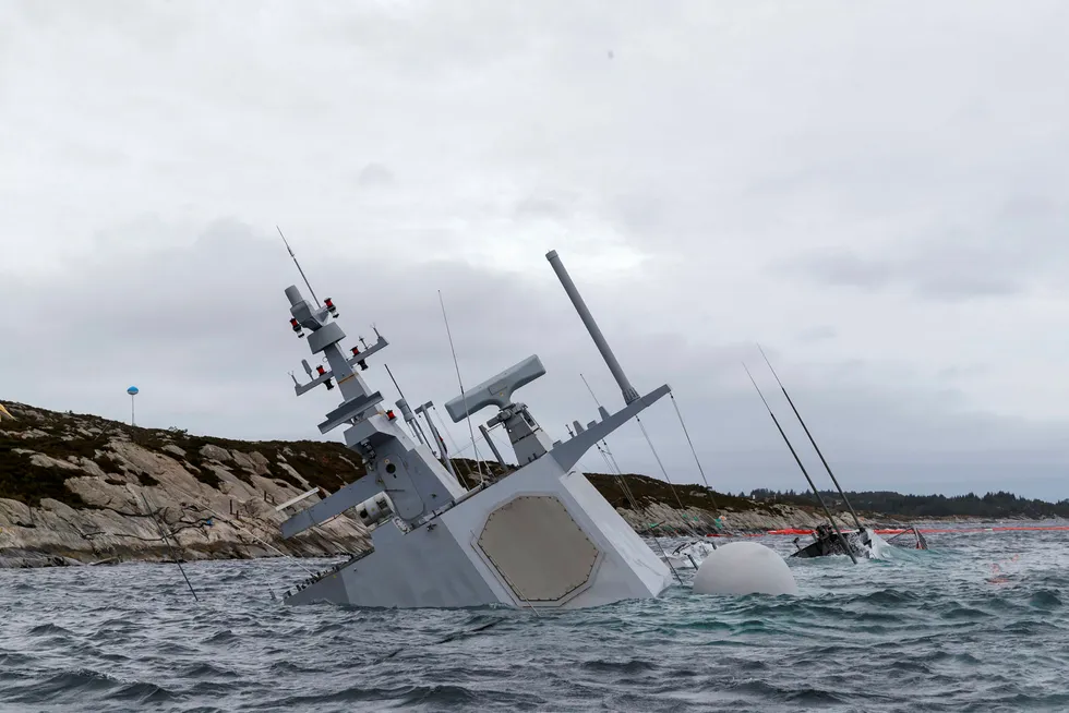 Den havarerte fregatten KNM «Helge Ingstad» fotografert onsdag 14. november. Fregatten ligger på grunn nord for Stureterminalen i Hjeltefjorden utenfor Bergen.
