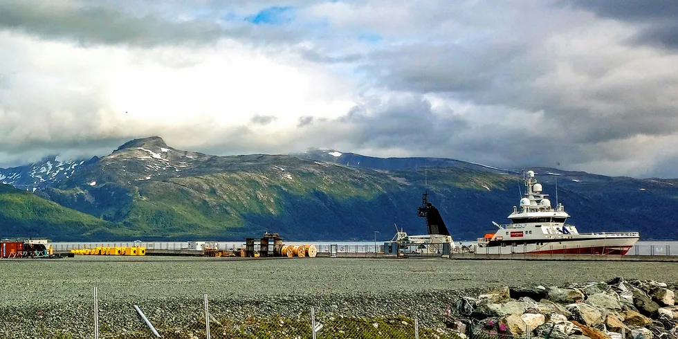 Her ligger tråleren «Hermes» i Grøtsund utenfor Tromsø med mistanke om Covid-19 ombord.