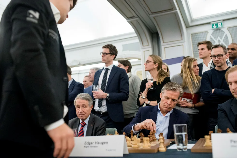 Tenker før hvert trekk. Eiendomsinvestor Edgar Haugen har de siste årene vært en vinner i eiendomsmarkedet, i et sjakkparti i fjor måtte han imidlertid se seg som taperen mot Magnus Carlsen. Foto: Skjalg Bøhmer Vold