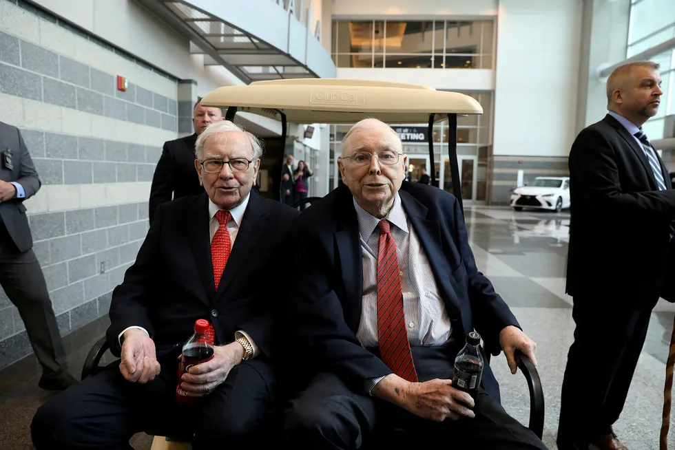Berkshire Hathaways styreleder Warren Buffett (til venstre) og nestkommanderende Charlie Munger under den årlige generalforsamlingen i Omaha i Nebraska i mai 2019.