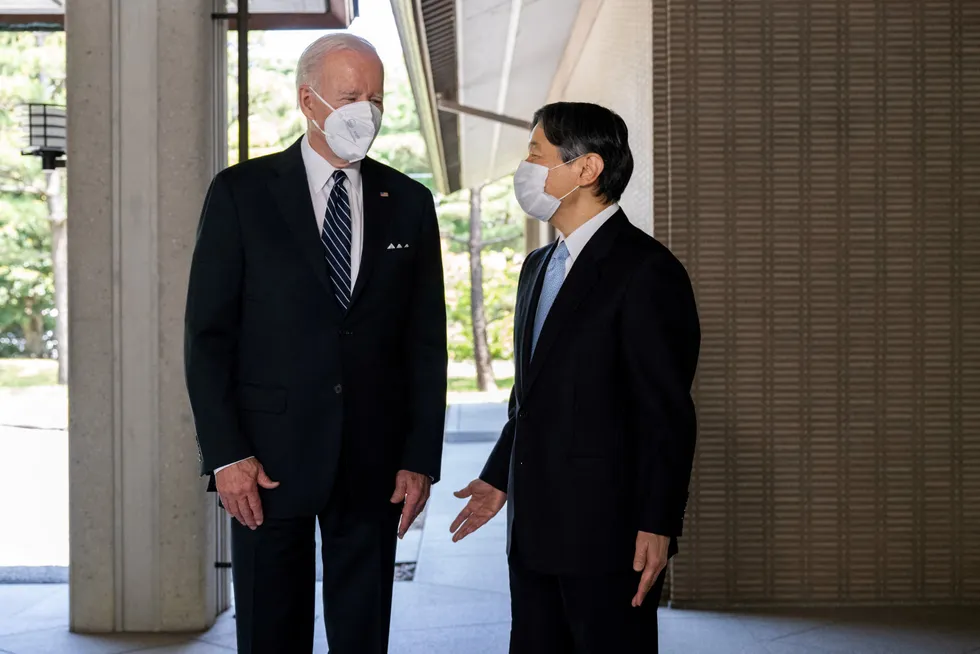 Den japanske keiseren, Naruhito, ønsket USAs president Joe Biden velkommen til Japan mandag morgen på et offisielt statsbesøk. USA forsøker å blåse liv i Stillehavsstrategien – til betydelig skepsis fra allierte, og Kina.