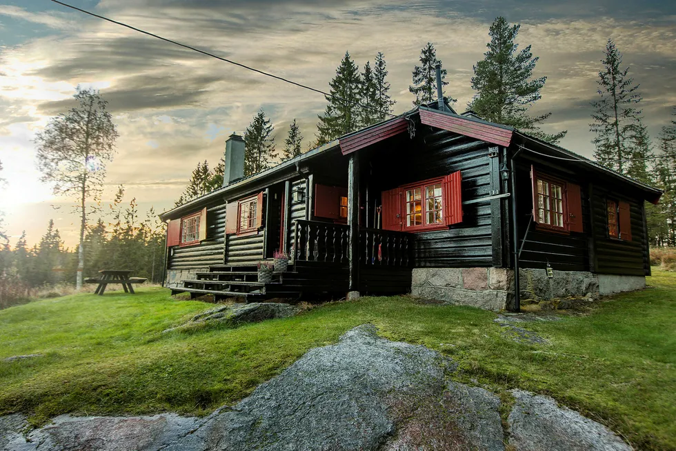 Mange drømmer om hytte i Marka. Denne hytta ved Ørfiske ble nylig solgt til prisantydning på 4,25 millioner kroner. Foto: Studio Oslo/ Sem & Johnsen