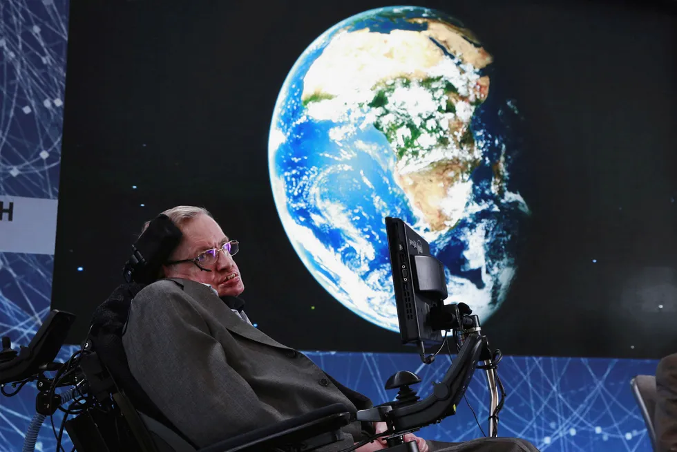 Fysikeren Stephen Hawking maner menneskeheten til handling. Foto: Lucas Jackson/Reuters/NTB Scanpix