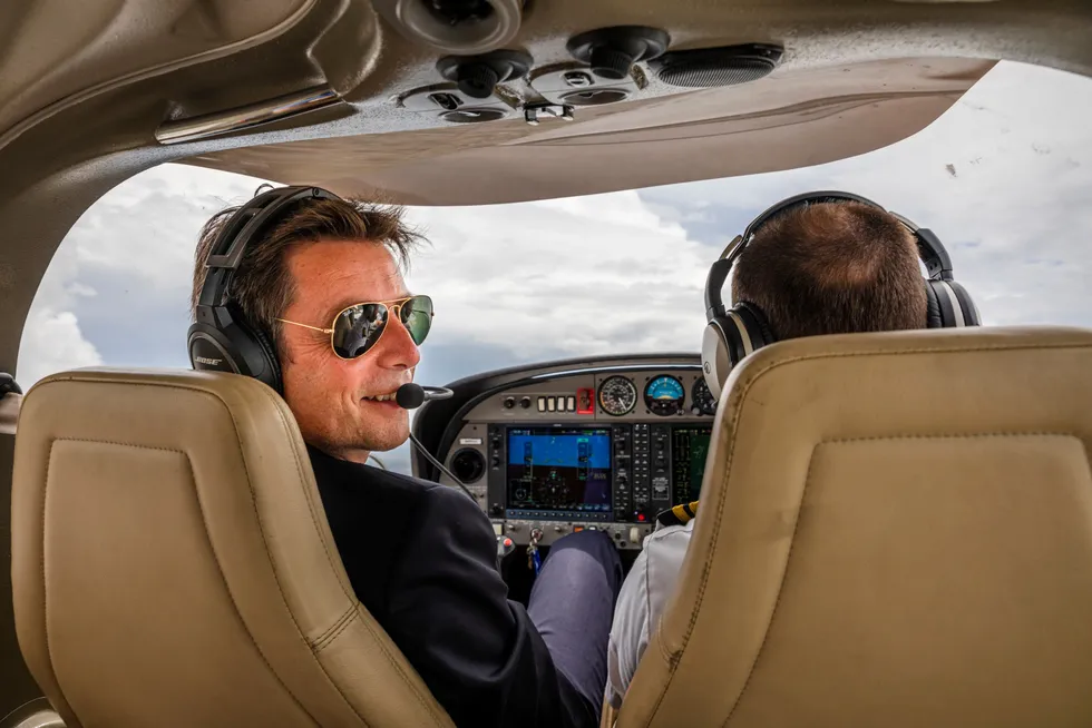 Flygründer Bjørn Tore Larsen skal ha norske piloter og kabinansatte i Norse Atlantic Airways. Han tror på ny pilotmangel om få år. Her fra en flytur over Fort Lauderdale i Florida i sommer.
