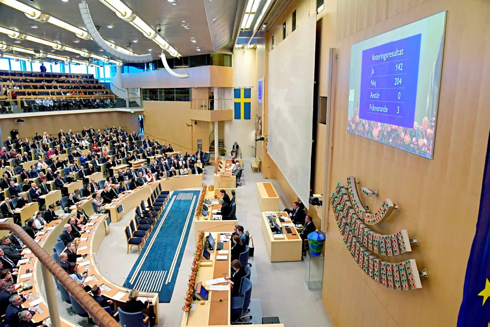 Resultatet etter avstemningen i Sveriges Riksdag om Statsministerstolen er klart. 204 av 349 riksdagsmedlemmer stremte mot Löfven, 142 for.