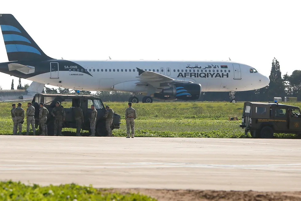 Det kaprede flyet fra Afriqiyah Airways har landet og står på rullebanen på Malta Airport. Foto: DARRIN ZAMMIT LUPI/Reuters/NTB scanpix