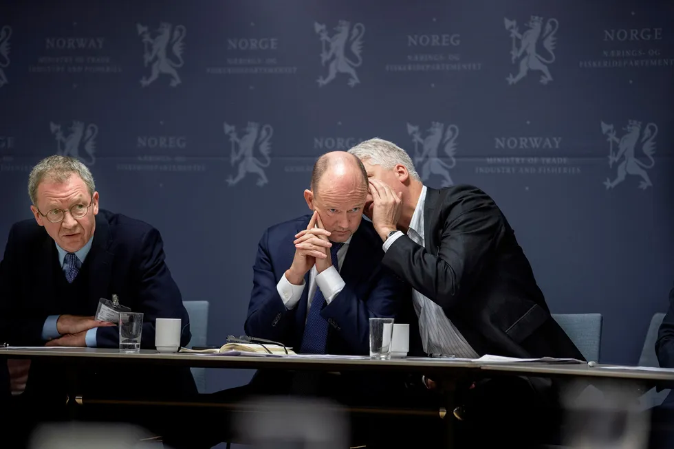 Finans Norge kan bli en del av NHO. Her representert av sine respektive ledere, Idar Kreutzer (til venstre) og Ole Erik Almlid (midten).