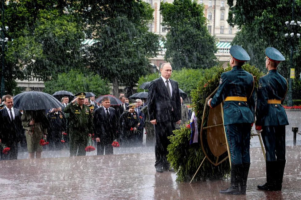 Russian president Vladimir Putin, center, stands under heavy rain during a minute of silence, as he takes part in a wreath laying ceremony to the Tomb of Unknown Soldier in Moscow, Russia, on Thursday, June 22, 2017, marking the 76th anniversary of the Nazi invasion of the Soviet Union. (Alexei Druzhinin/Sputnik, Kremlin Pool Photo via AP) --- Foto: Alexei Druzhinin/AP/NTB Scanpix