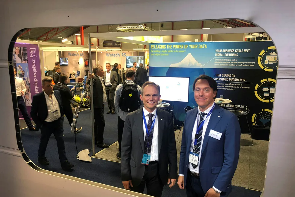 Hydro-konserndirektør Egil Hogna (til venstre) og markedsdirektør for offshore Marijn Rietveld er på plass på oljemessen for å markedsfører aluminium.