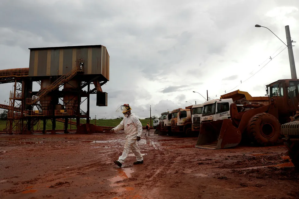 En arbeider ved Hydros anlegg i Barcarena i Brasil. Brasilianske myndigheter har pålagt Hydro flere millioner i dagbøter. Foto: Ricardo Moraes/Reuters/NTB scanpix