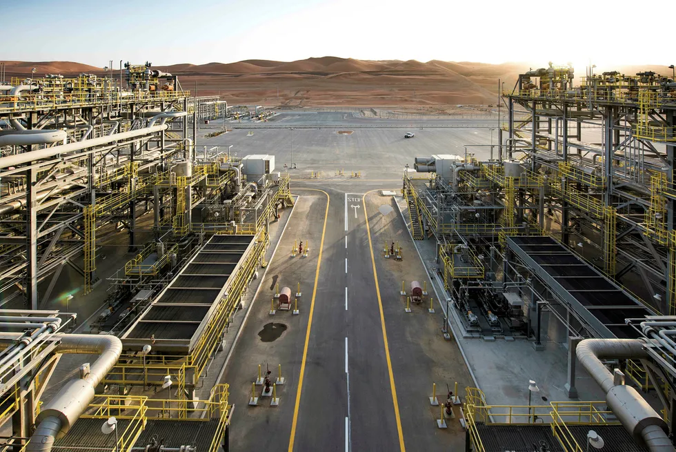 Saudi-Aramcos Khurais-refineri. Selskapet har tapt stort på fallet i etterspørselen etter råolje.