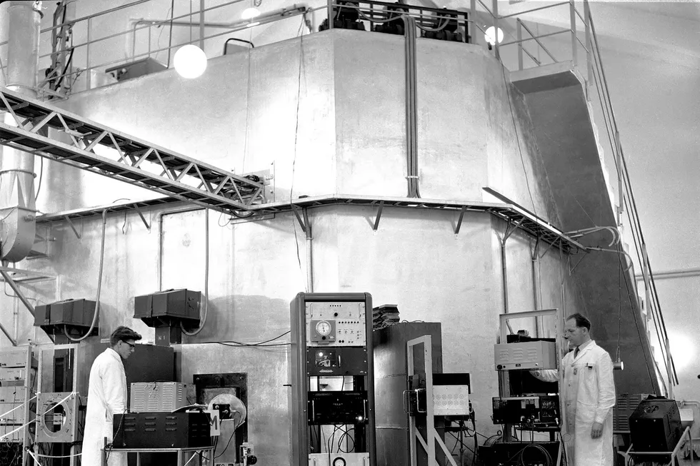 Utgangspunktet for Institutt for atomenergis datarevolusjon var forskningen rundt de to forsøksreaktorene i Halden og på Kjeller, skriver artikkelforfatteren. Bildet viser atomreaktoren på Kjeller. Foto: NTB scanpix