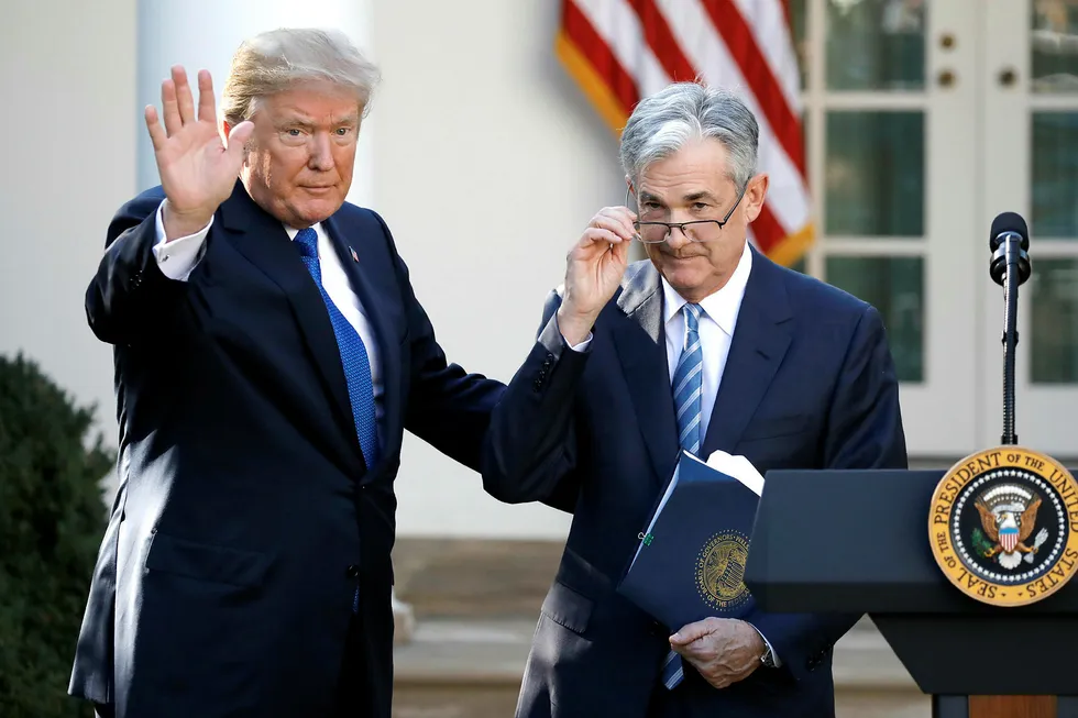 Fed-sjef Jerome Powell (t.h.) lar seg ikke vippe av pinnen v USA-president Donald Trump, som gjentatte ganger har kritisert Fed for å helle malurt i begeret ved antydninger til høyere amerikanske renter.