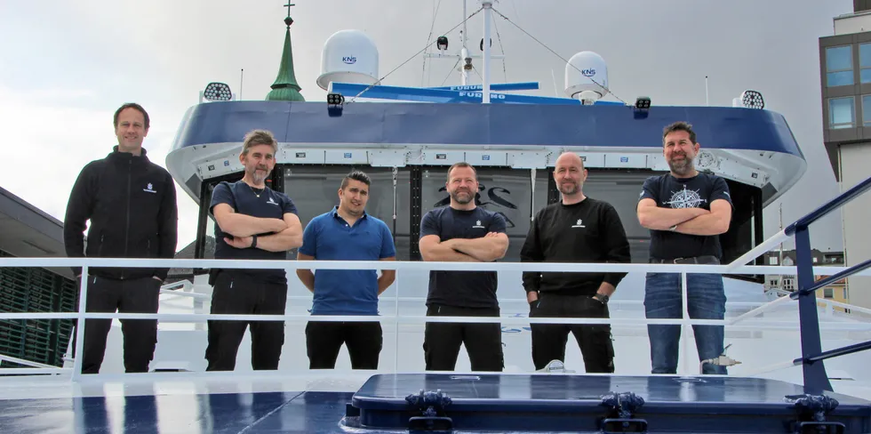 Besetningen om bord representert ved fra venstre inspektørene Knut Rekdalsbakken og Karl Magne Lockert, chief Martin Husevåg, seksjonssjef Rolf Harald Jensen , toktleder Trond Bakken og skipper Egil Helle.