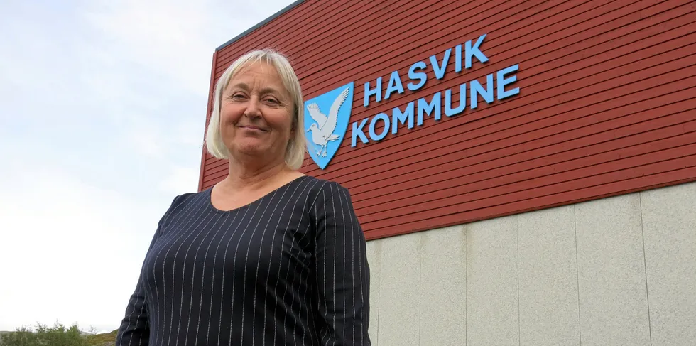 Ordfører i Hasvik, Eva D. Husby (Ap), mener at nabokommunen Hammerfest har presset på i saken om å etablere en havvindmøllepark utenfor Sørøya. Det er hun kritisk til.