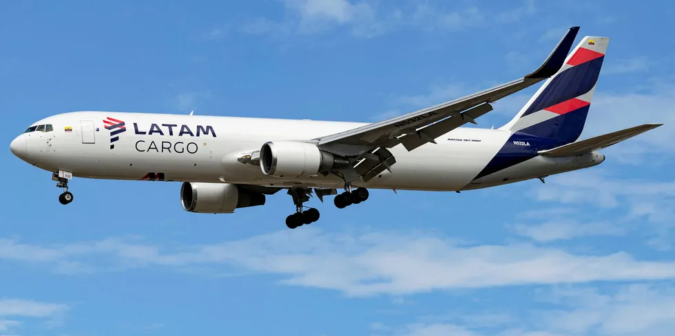 Transportfly tilhørende Latam Airlines.