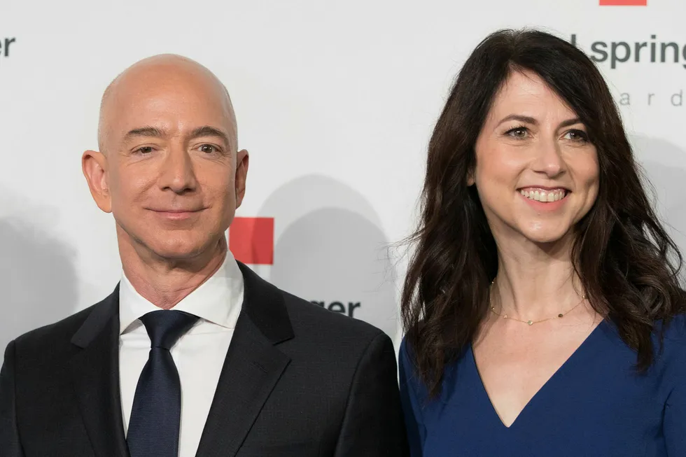 Amazon-grunnlegger Jeff Bezos og konen MacKenzie Bezos skilles etter 25 år.
