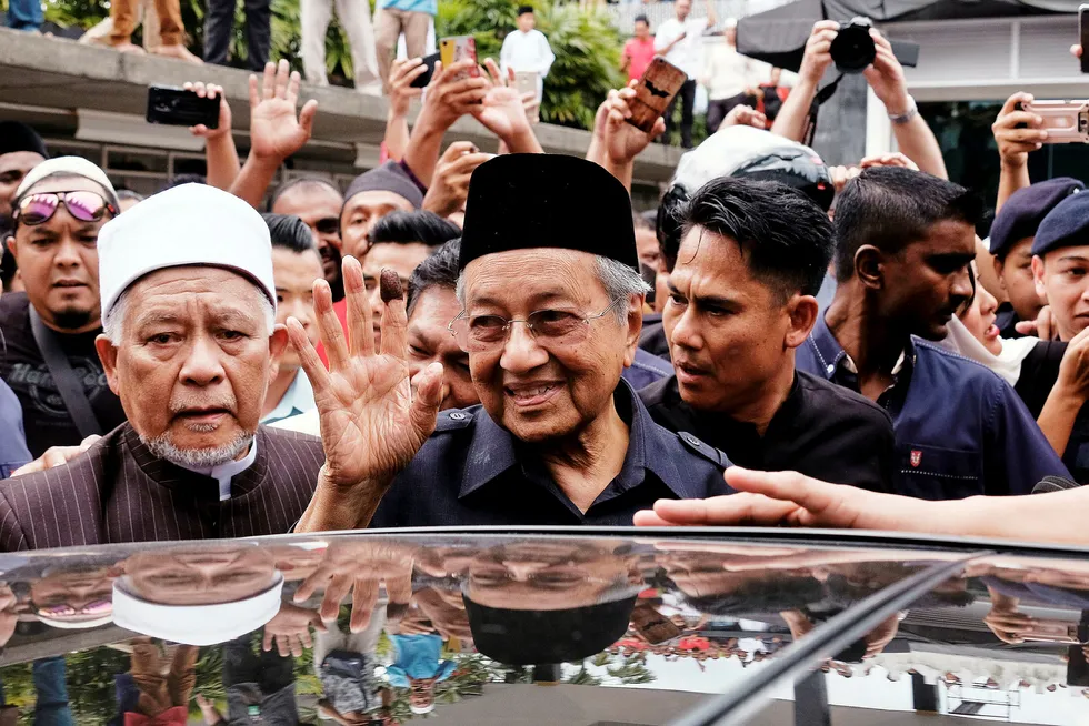 Statsminister Mahathir Mohamad (i midten) vinket til folkemengden på vei ut av nasjonalmoskeeen i Kuala Lumpur etter fredagsbønnen. Foto: Sadiq Asyraf/AP/NTB Scanpix