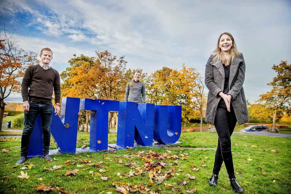 – Siden det er høyt nivå blant studentene på NTNU, er det ekstra vanskelig å få en A her, sier student Sofia Godø. Her med studiekollegene Håkon Ødegaard (til venstre) og Erlend Barstad. Foto: Øyvind Nordahl Næss