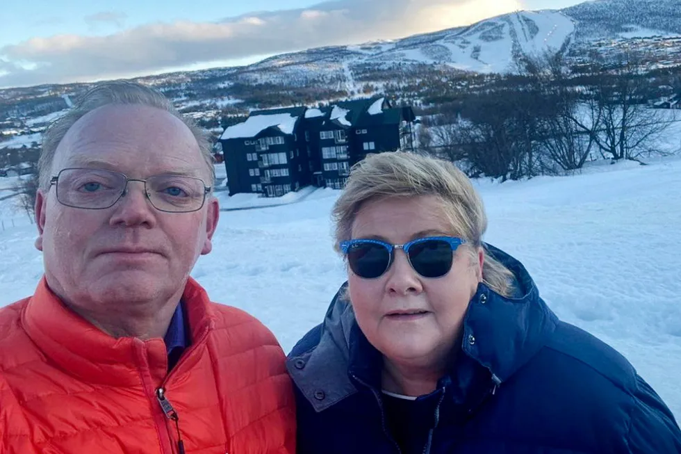 Sindre Finnes og statsminister Erna Solberg på vinterferie på Geilo.