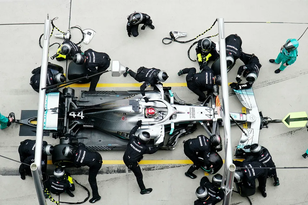 Bånn gass. Mercedes-kjører Lewis Hamilton gjør et pitstopp under det kinesike Formel 1 Grand Prix.løpet i Shanghai søndag.