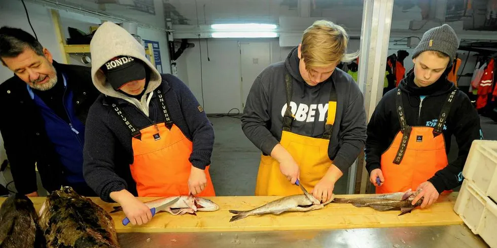 KRØKES: Lærer Kjell Thomassen følger med på elevene (f.v.) Adrian Hoem, Arin Storås og Ole Martin Hoel Amundsgård på fiske og fangst på Fræna videregående skole. Illustrasjonsfoto: Fridgeir Walderhaug