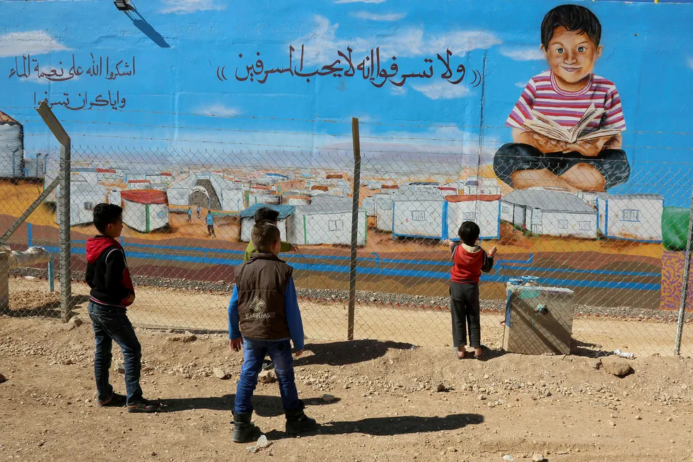 Barn leker i Zaatari, den største leiren for syriske flyktninger i Mafraq i Jordan. Frp har regnet på hvor mange flere flyktninger som vil få hjelp hvis Norge bruker pengene i slike leire enn på mottak av flyktninger i Norge.