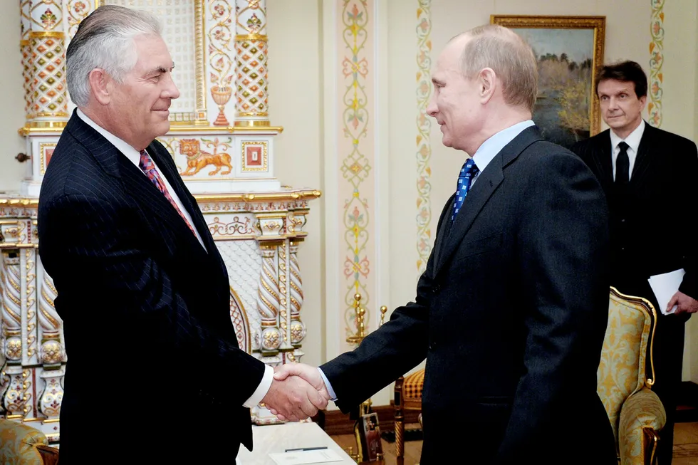 ExxonMobils konsernsjef, Rex W. Tillerson (til venstre), har hatt et nært forhold til Russlands president Vladimir Putin gjennom mange år og blir sett på som en venn av Russland. Republikanske politikere er skeptiske. Foto: Alexei Nikolsky/AP/NTB Scanpix