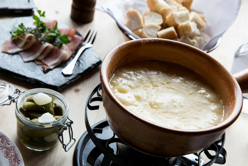 Med ostefondue kommer ikke bare en god matopplevelse, men også service ved bordet på Kafé Seterstua.