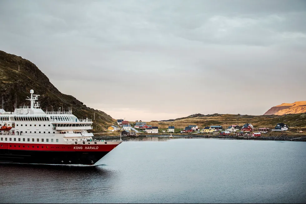 En planlagt børsnotering av Hurtigruten i disse dager er utsatt etter at forberedelsene var kommet langt i sommer. Her er hurtigruteskipet MS «Kong Harald» utenfor Finnmarkskysten. Foto: Per Thrana