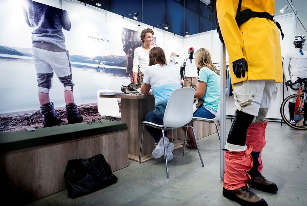 Selger Trygve Markset i Amundsen viser fram kolleksjonen til Målfrid Robøle (til høyre) og Marie Høivik Carlsen fra Sporten på Beitostølen. Foto: Gunnar Lier