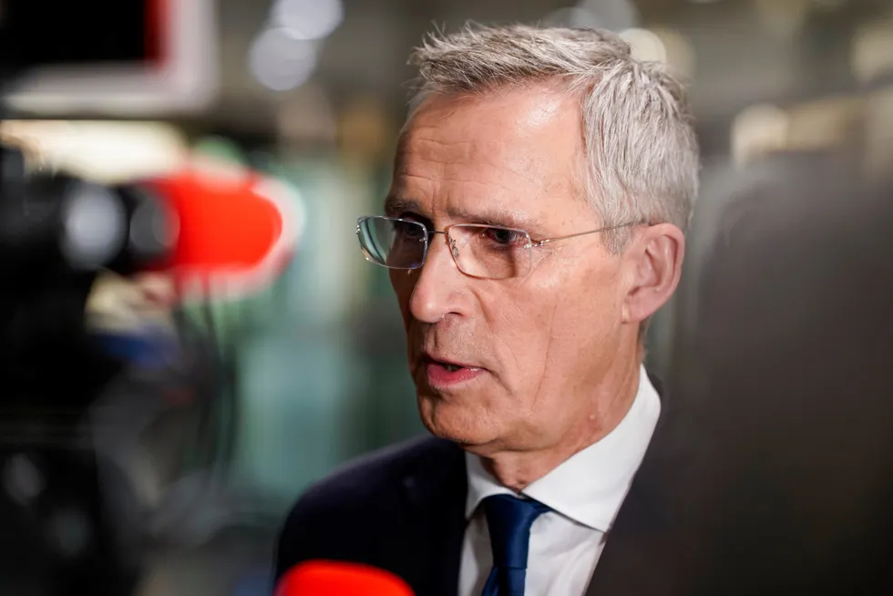 Jens Stoltenberg sier tirsdag at Jonas Gahr Støre gjør en god jobb.