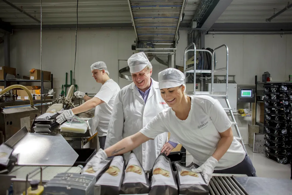 Brødvarer er milliardbutikk for Coop. Her tester fabrikksjef Trond Andersen (i midten) den nye fabrikklinjen ved Gomans Bakeri i Fredrikstad sammen med Sondre Pedersen og Linda Henriksen. Foto: Javad Parsa