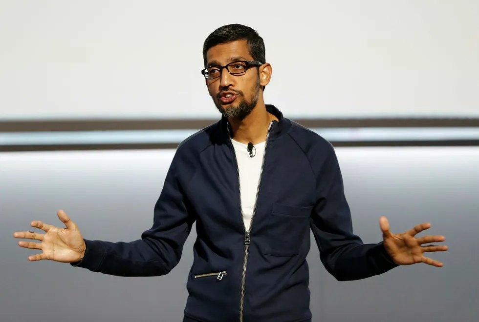 Google - toppsjef Sundar Pichai snakker her under en lansering i San Francisco, 4. oktober. Selskapet sier nå de har funnet tegn på russisk innblanding i det amerikanske presidentvalget. Foto: STEPHEN LAM