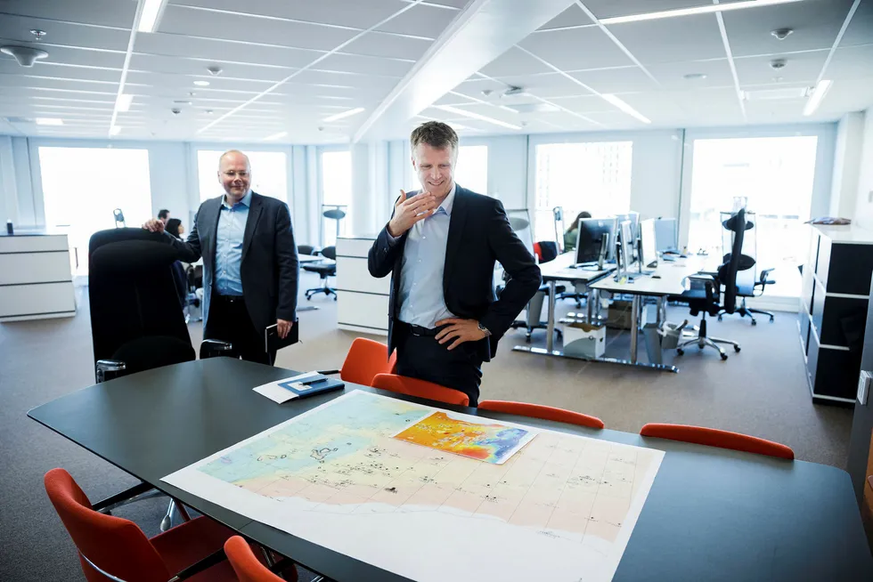 Nestsjef Thomas Bjørgo og toppsjef Jan Harald Solstad i oljeselskapet Point Resources gleder seg over storkjøpet i lokalene på Aker Brygge. Foran ligger geologiske kart. Foto: Per Thrana