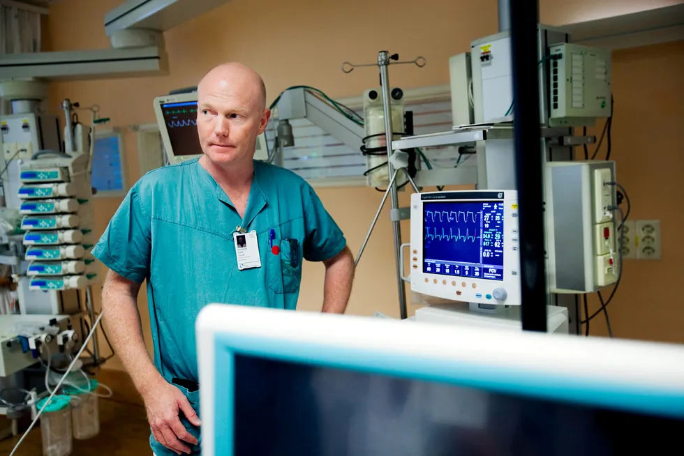 Jon Henrik Laake er leder i anestesilegenes forening og overlege ved OUS. Han mener sykehusenes intensivplaner er rene luftslott.