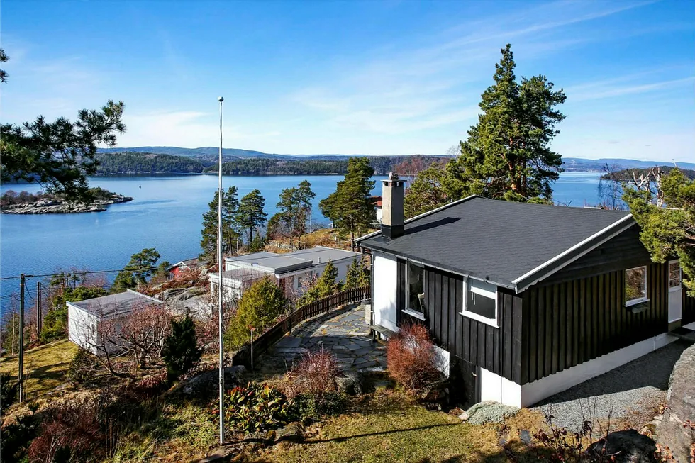 Prisen for denne 52 kvadratmeter store hytta i Nordre Frogn er 3,9 millioner kroner. Hytta har utsikt mot Oslofjorden og Håøya, ligger 35 minutters kjøring fra Oslo og har innlagt vann og bad. Foto: Foto: Fotoetcetera AS