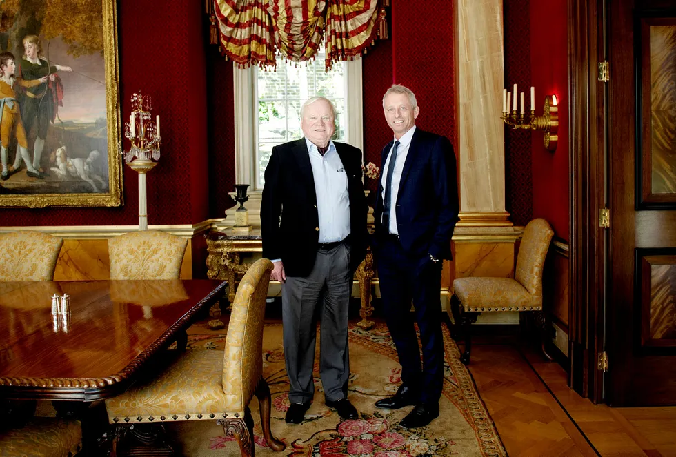 Samme måned som han gikk av i Vimpelcom, fikk Jo Lunder (til høyre) nye lønnsbetingelser i John Fredriksens investeringsvirksomhet. Dette bildet er tatt hjemme hos Fredriksen i London i mai 2015. Foto: Elin Høyland